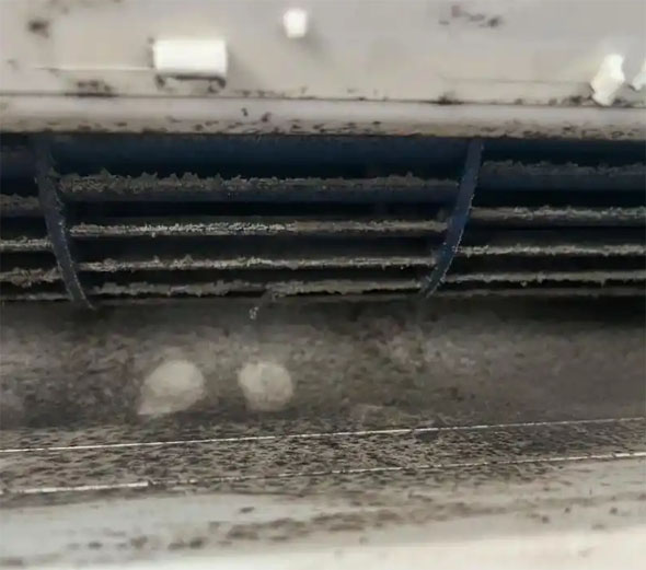 岭东空调吹的风有股烧焦味是怎么回事